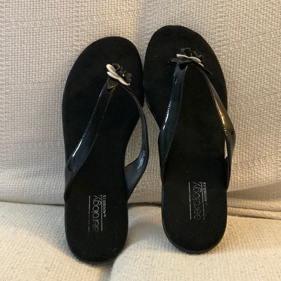 Aerology Shoes - Black/white flip flops with a flower